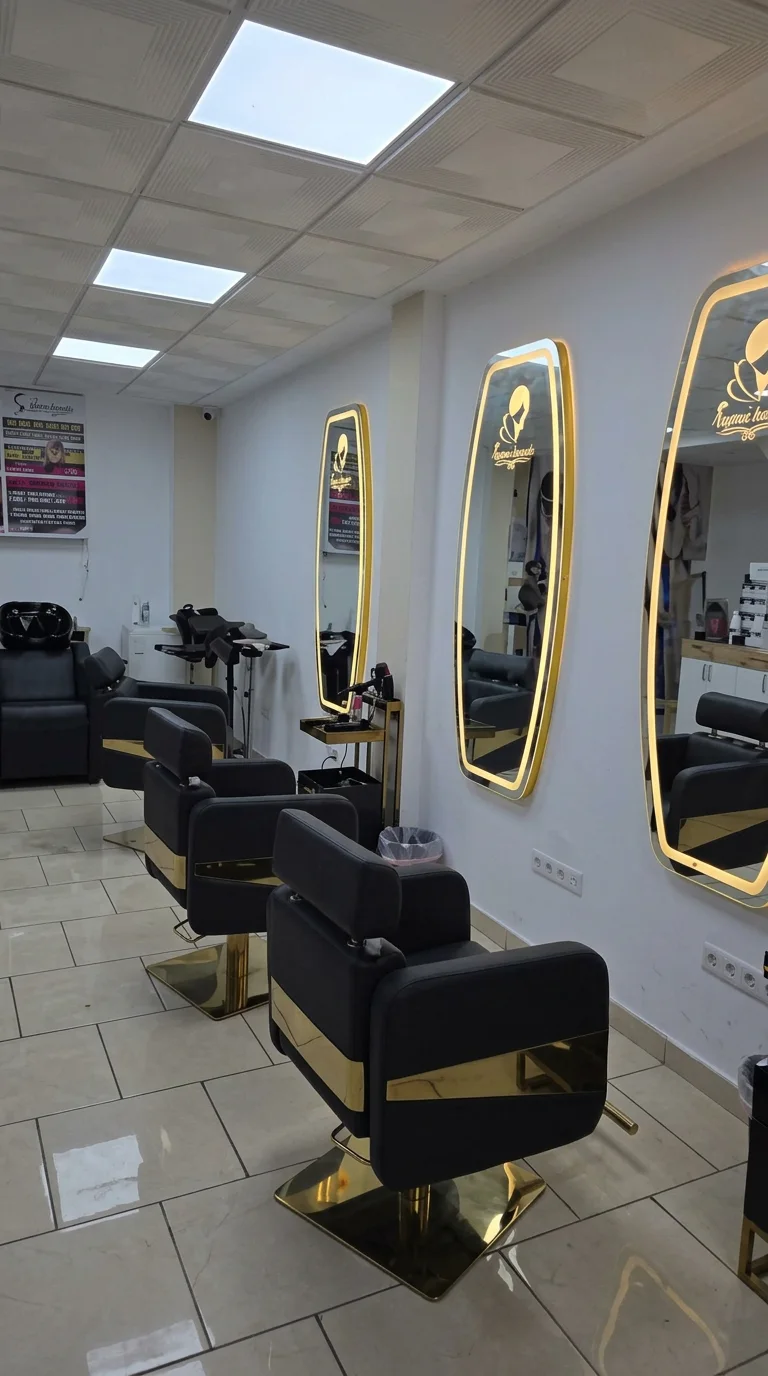 Postes de coiffure femme et miroirs dorés du salon de beauté à Sidi Bernoussi, Casablanca